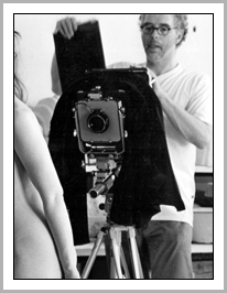 Konzentriert beim Fotografieren mit der Gro&szlig;bildkamera